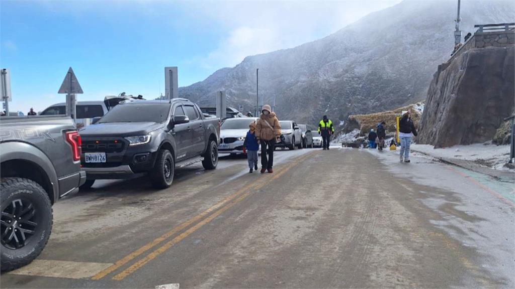 不畏寒冷熱血追雪！　合歡山武嶺停車場大爆滿
