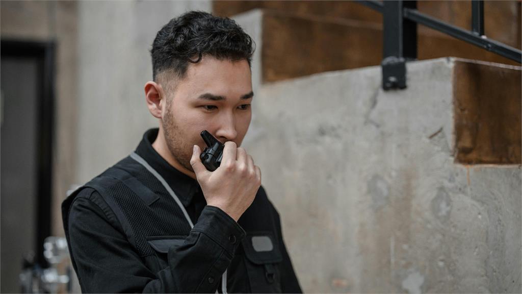 「六休一」忙到沒人生！他崩潰喊「轉行保全」內行揭真相：沒你想的輕鬆