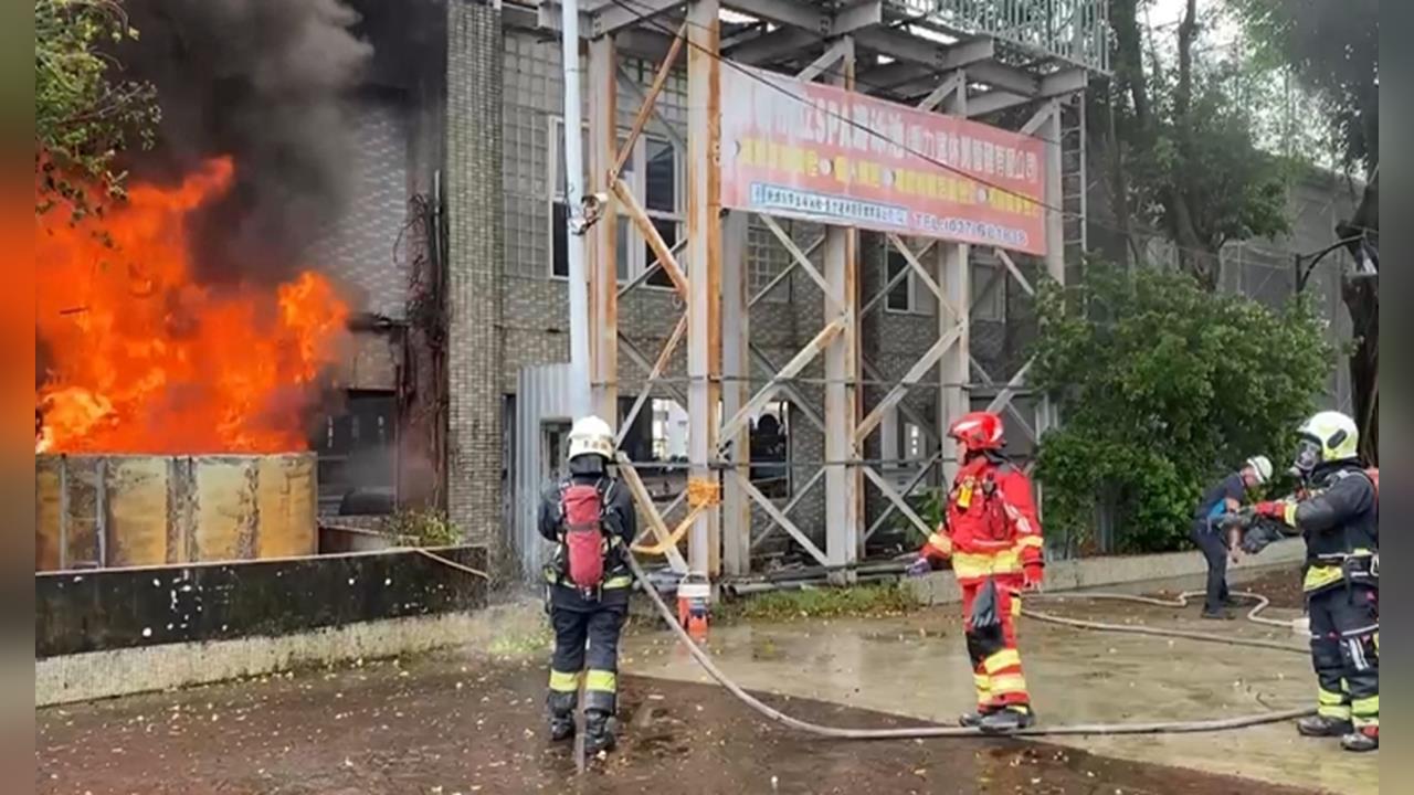 苗栗頭份泳池改建工程！　工人切割作業噴火花、鍋爐油槽突竄火