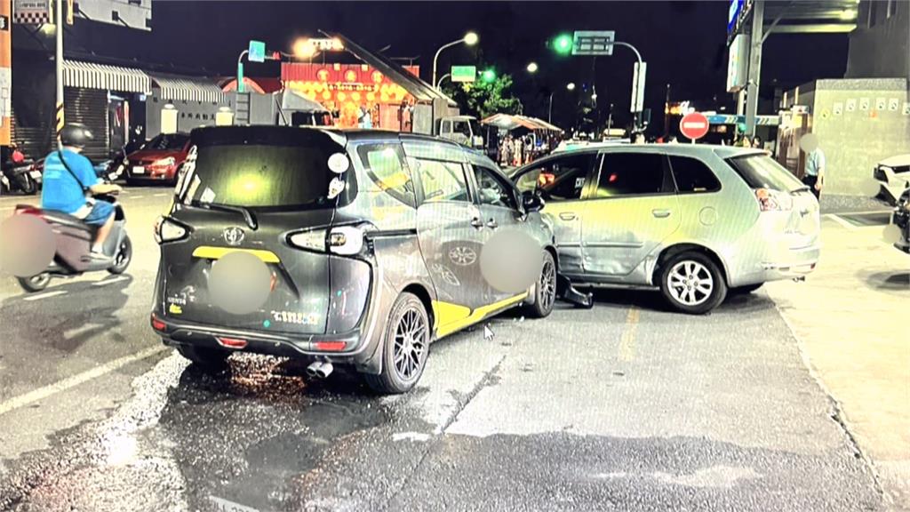 緊張？轎車洗車疑插隊爆衝突！　突「倒車暴衝」撞後車