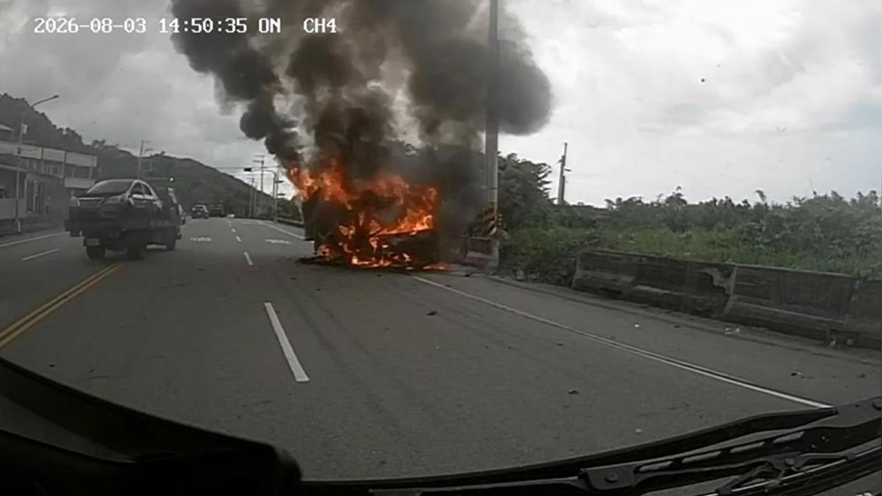 快新聞／台6線火燒車！小貨車疑遭大卡車猛撞　駕駛慘成焦屍...身分成謎