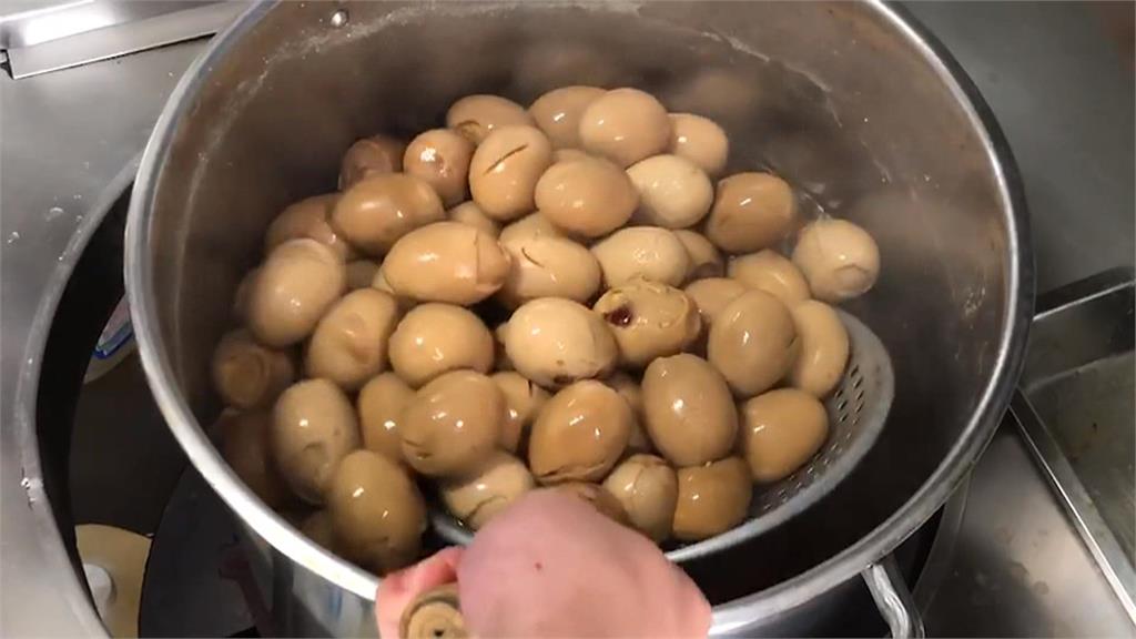 來台南這家點120元牛肉湯　附肉燥飯滷蛋免費無限吃