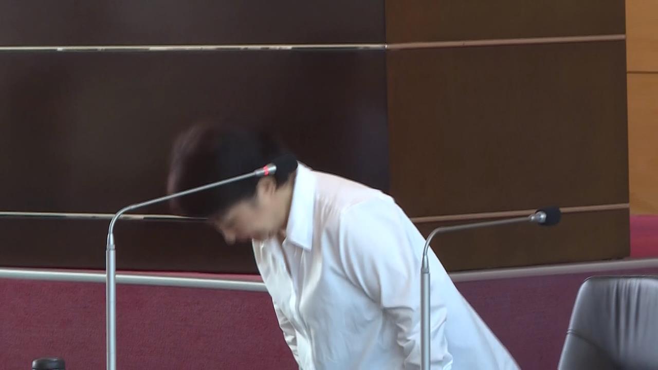 盧秀燕赴議會專案報告豬瘟再鞠躬致歉　綠議員不買單！怒摔報告書批「漏洞百出」