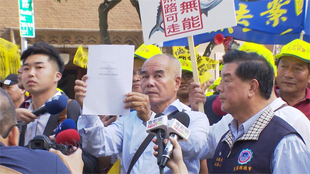 抗議漁業三法罰鍰過高 上千漁民北上抗議