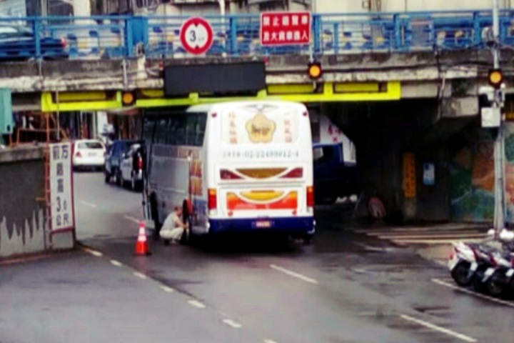 碰！又有遊覽車撞錦州橋 卡涵洞中國客虛驚