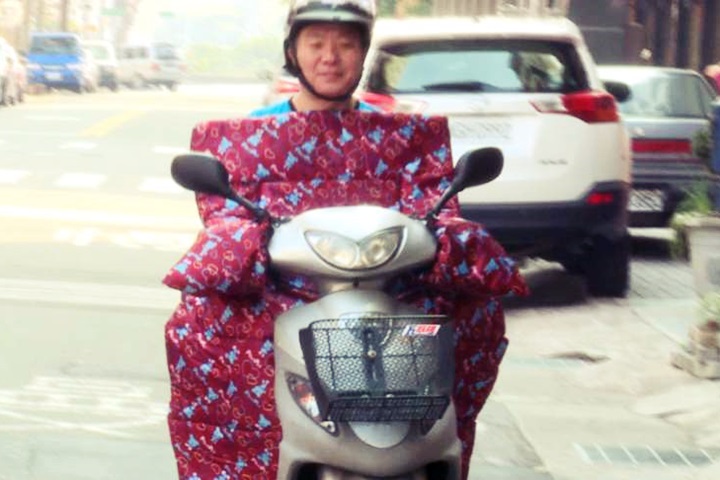 騎車禦寒神器？「擋風棉被」從肩膀包到腳