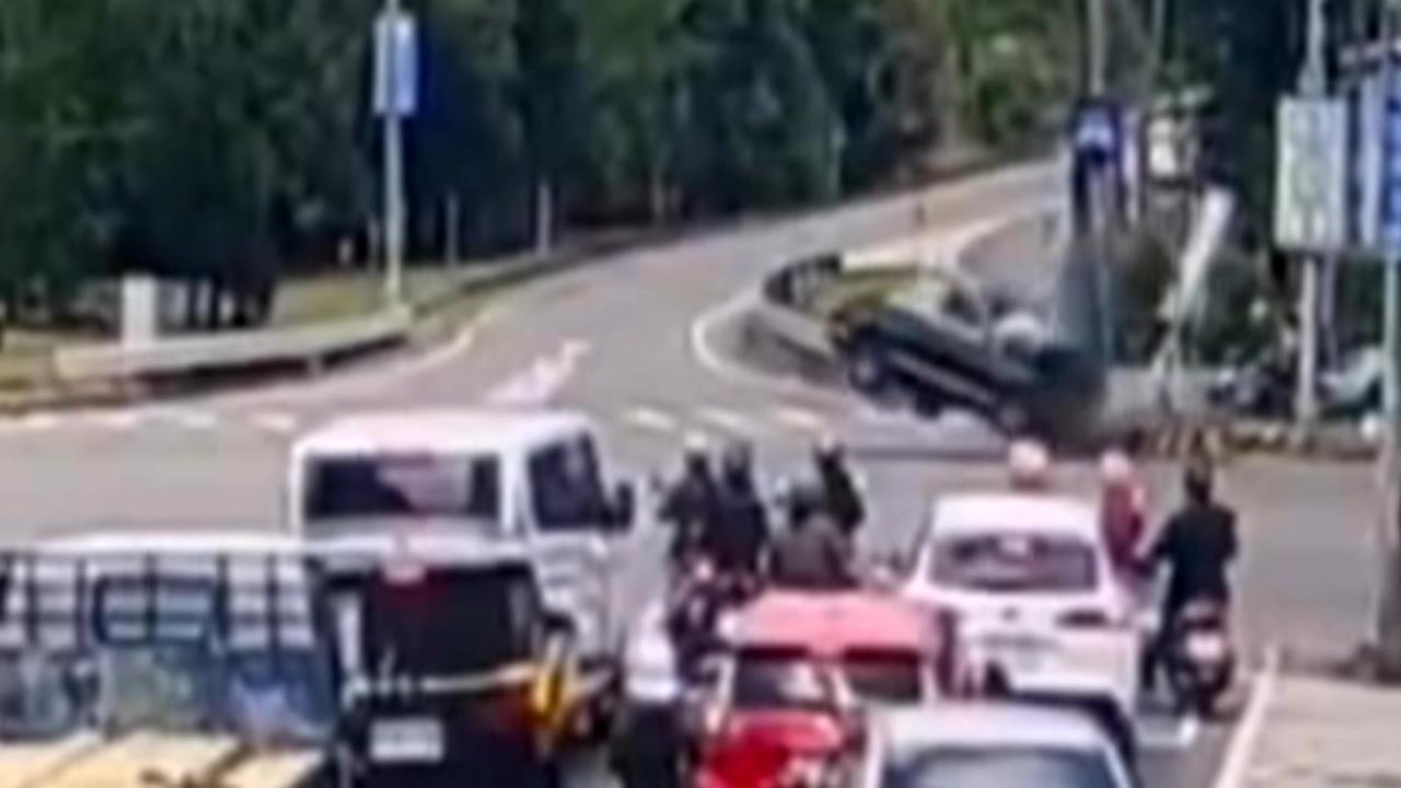 驚悚！三峽轎車自撞分隔島　駕駛雙腳骨折一度受困