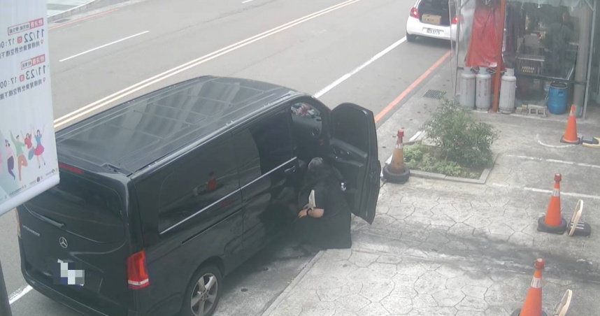 女駕駛「長裙掩護」路邊炸屎留一坨！　監視器全拍下網驚呆