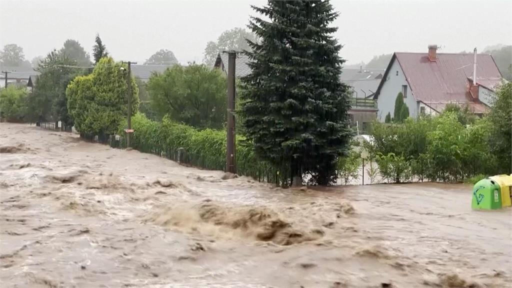 溫帶氣旋襲！捷克、波蘭豪雨成災　出動直升機、水上摩托車驚險救援