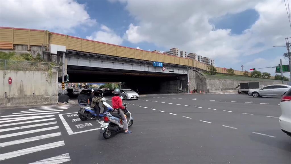 未保持安全距離釀禍！　吉普車禮讓救護車　遭後方小貨車追撞