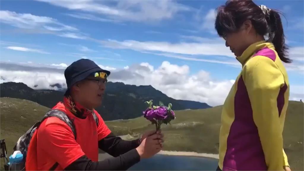 海拔3千多公尺嘉明湖見證！男山友浪漫下跪求婚
