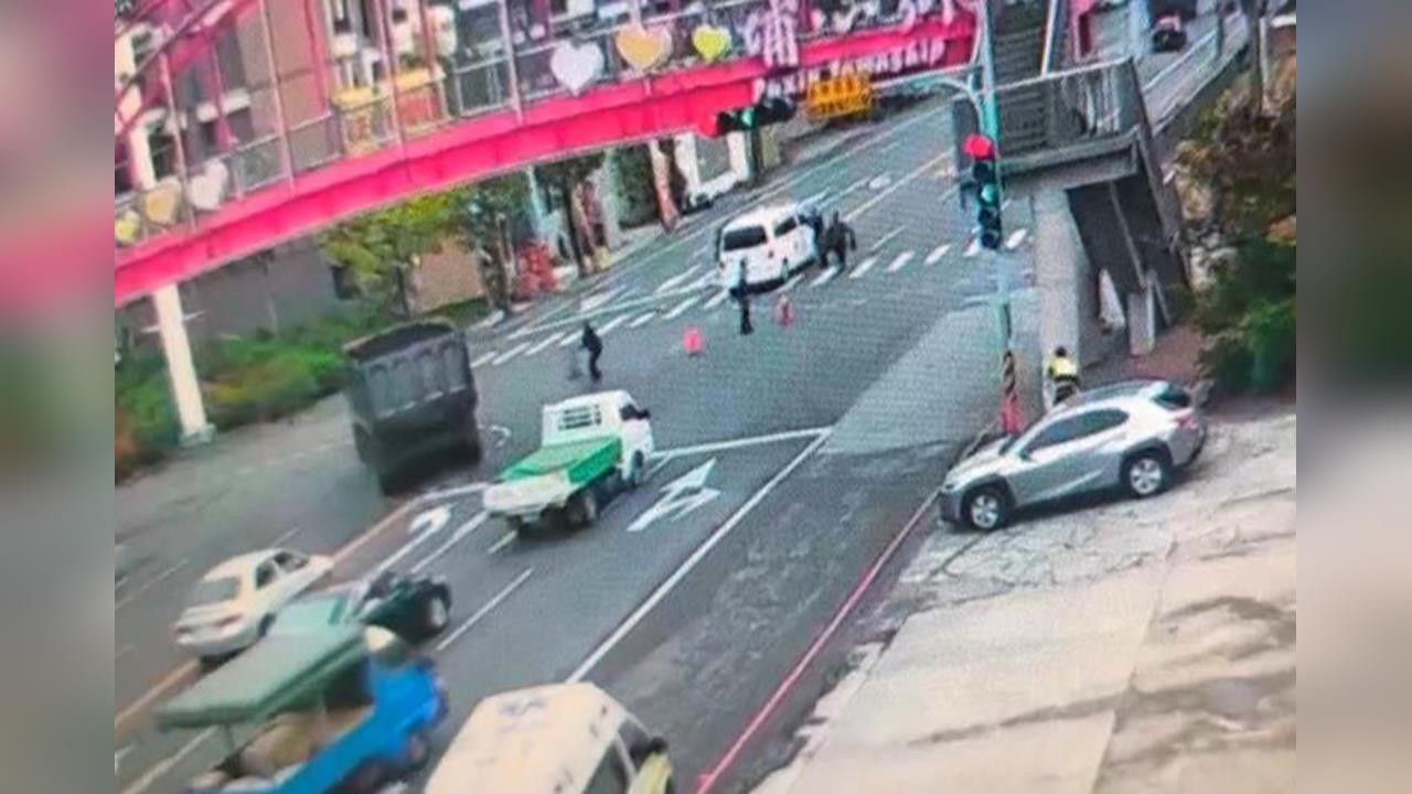 彰化駕駛疑鬼切撞民間救護車　消防隊就在旁邊「即刻救援」