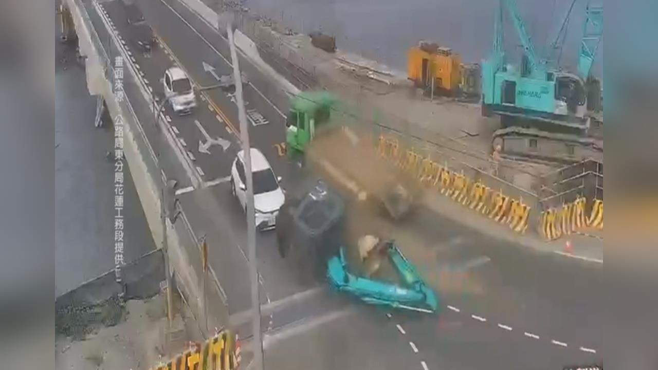 花蓮大橋怪手翻覆！　13噸怪手翻覆車道　對向小客車急煞