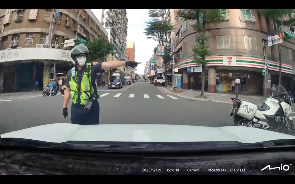 中和警違規！未鳴笛不禮讓直行車還嗆聲　分局懲處調職處分