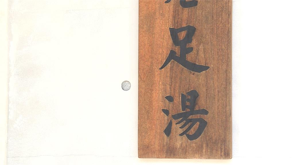 疑不滿沒位置！３客人持球棒怒砸店　知名按摩店看板遭砸破、玻璃碎滿地