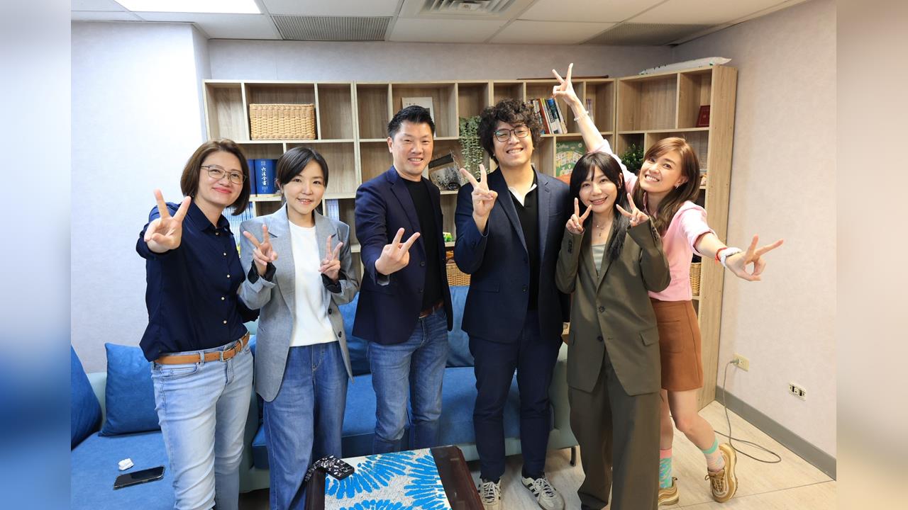 快新聞／備戰年底大選？沈伯洋現身台北市議會　拜會民進黨議員畫面曝光