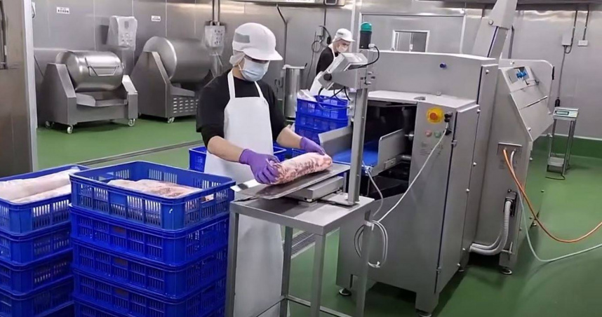 排骨口感太軟遭影射像合成素肉！　鬍鬚張曝「切肉片」：歡迎到店參訪交流