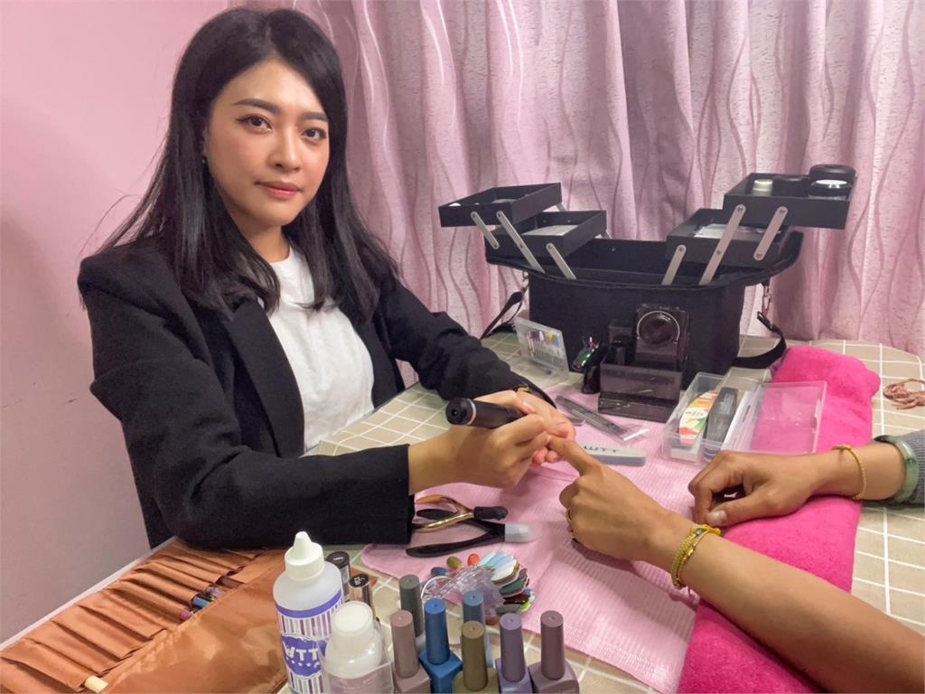 見媽媽霧眉失敗！女兒報名勞動部桃竹苗分署職訓　變身專業美容師