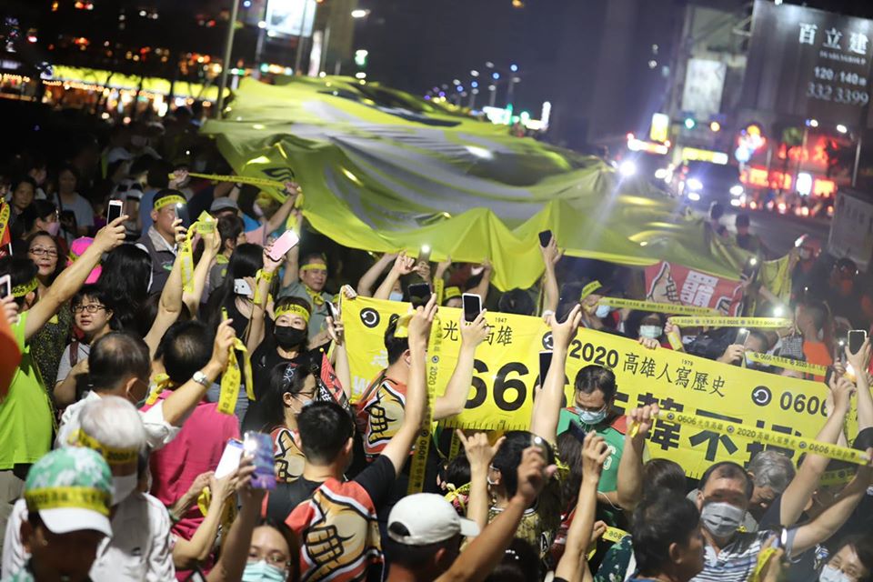 快新聞／罷韓遊行晚間撐起「民主黃布條」 群眾高喊：6月6號非韓不投