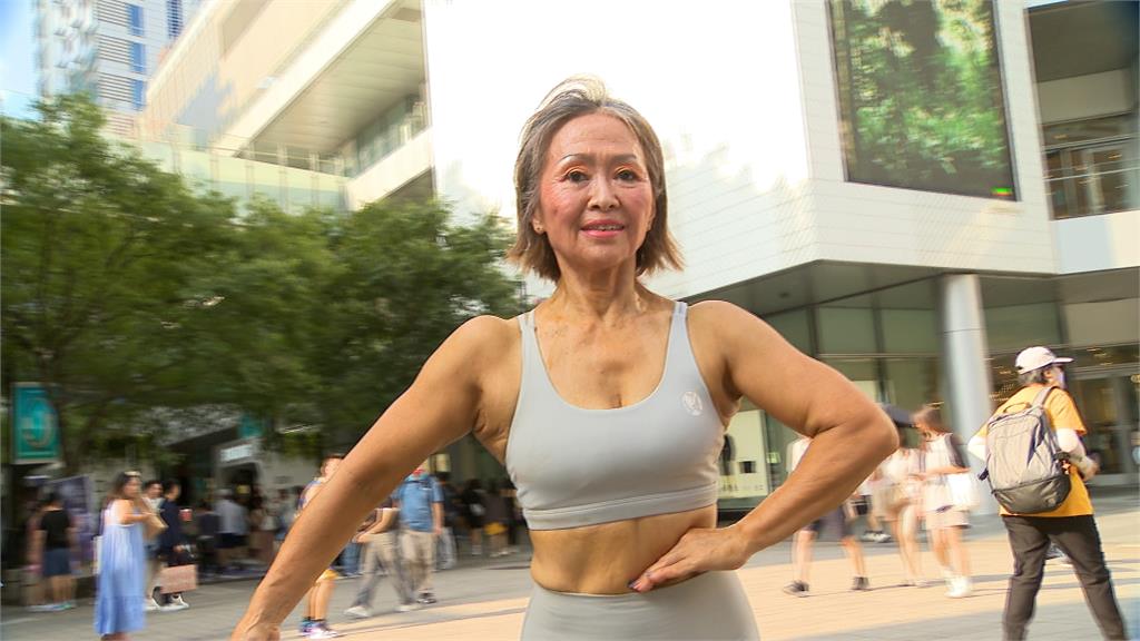 大秀結實線條！夏日健美賽登場　70歲阿姨：不要老了坐輪椅