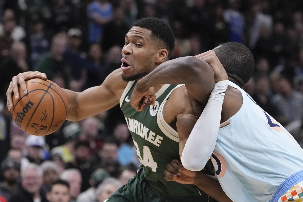 NBA(影)／223公分高Wembanyama露一手　大拉桿上籃戲耍字母哥