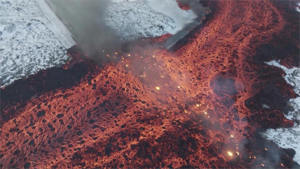 冰島火山再噴發！　橘紅岩漿如湧泉狂噴80米高