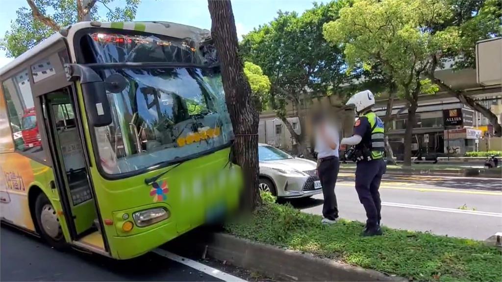 碰!公車衝分隔島撞路樹 「7乘客傷」撞擊瞬間畫面曝