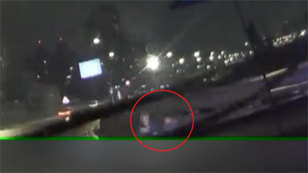 兩男環河快速道打架！　疑跟小黃運將吵架遭丟包