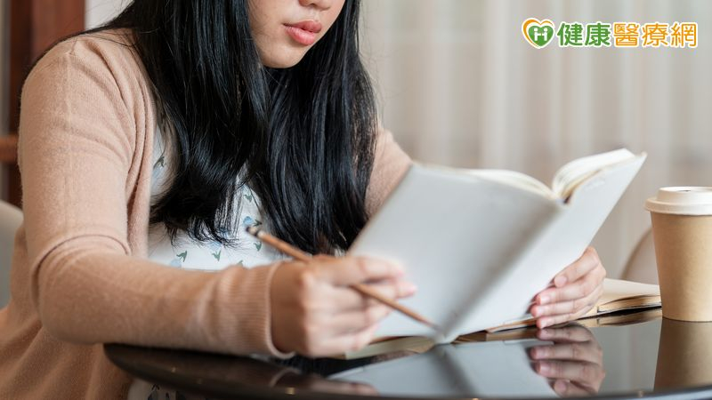 書寫能改善憂鬱症狀與脫軌感?專家列「4大重點」破解自我懷疑