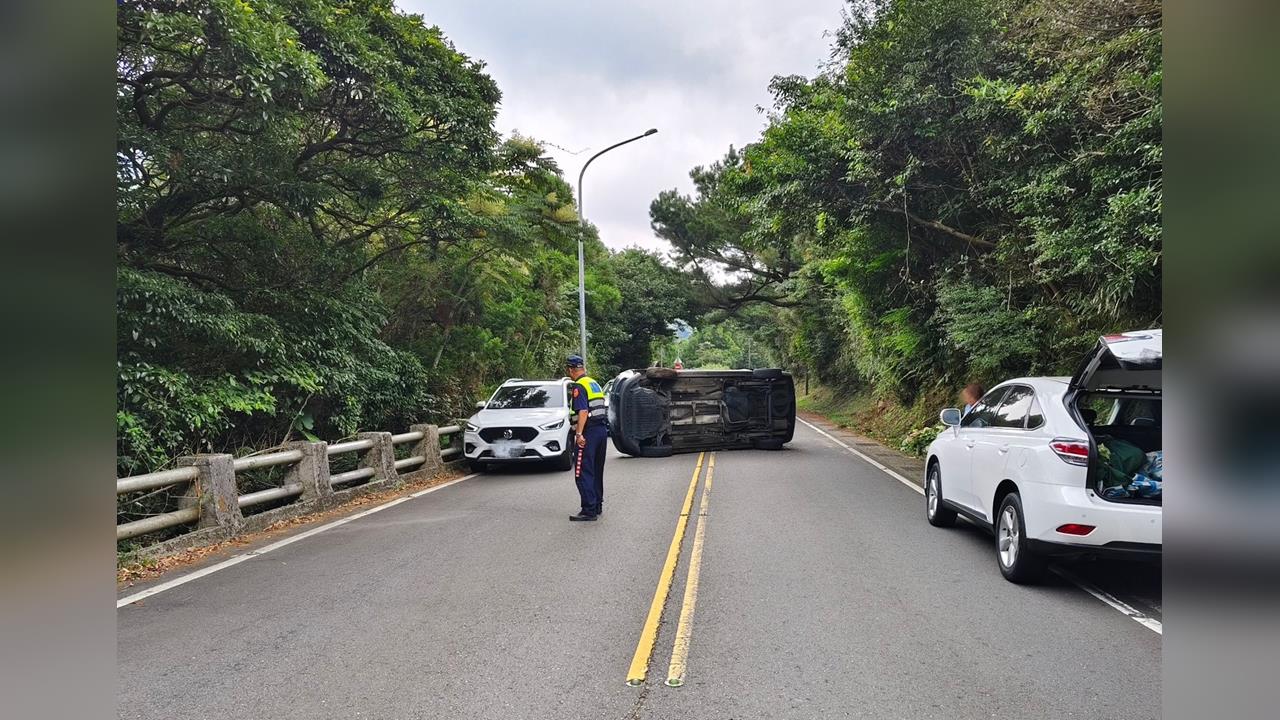 快新聞／怎麼會這樣？北投小客車右側翻車　肇事原因曝光了