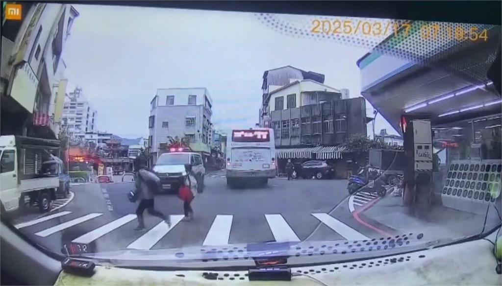 超驚險！苗栗救護車疑視線死角　2童過馬路險遭撞