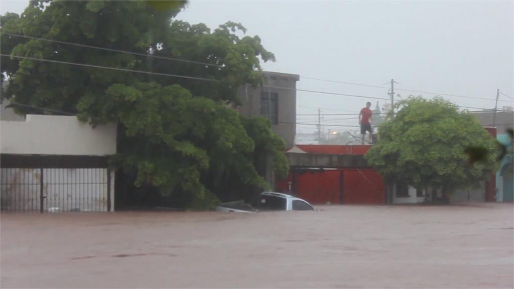 馬路成河、車滅頂！墨西哥大淹水已知三死