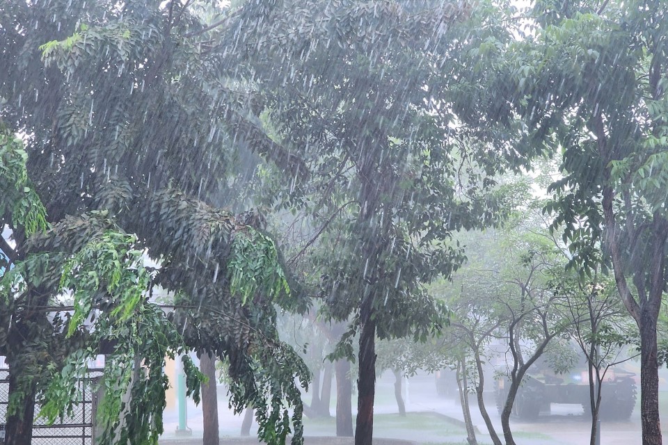 快新聞／午後暴雨來襲　南投市、草屯鎮瞬間降雨「這麼多」嚇壞民眾