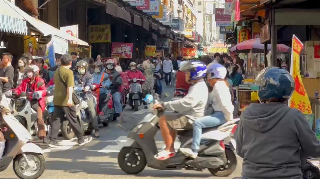 台南知名牛肉湯店大排長龍　國華街每家店幾乎客滿