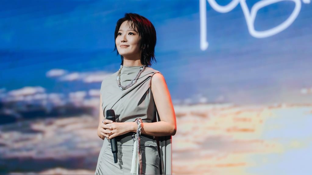 47歲玉女歌手來台開唱美成這樣! 蔡淳佳巧撞結婚16週年 甜曝給老公「愛的禮物」