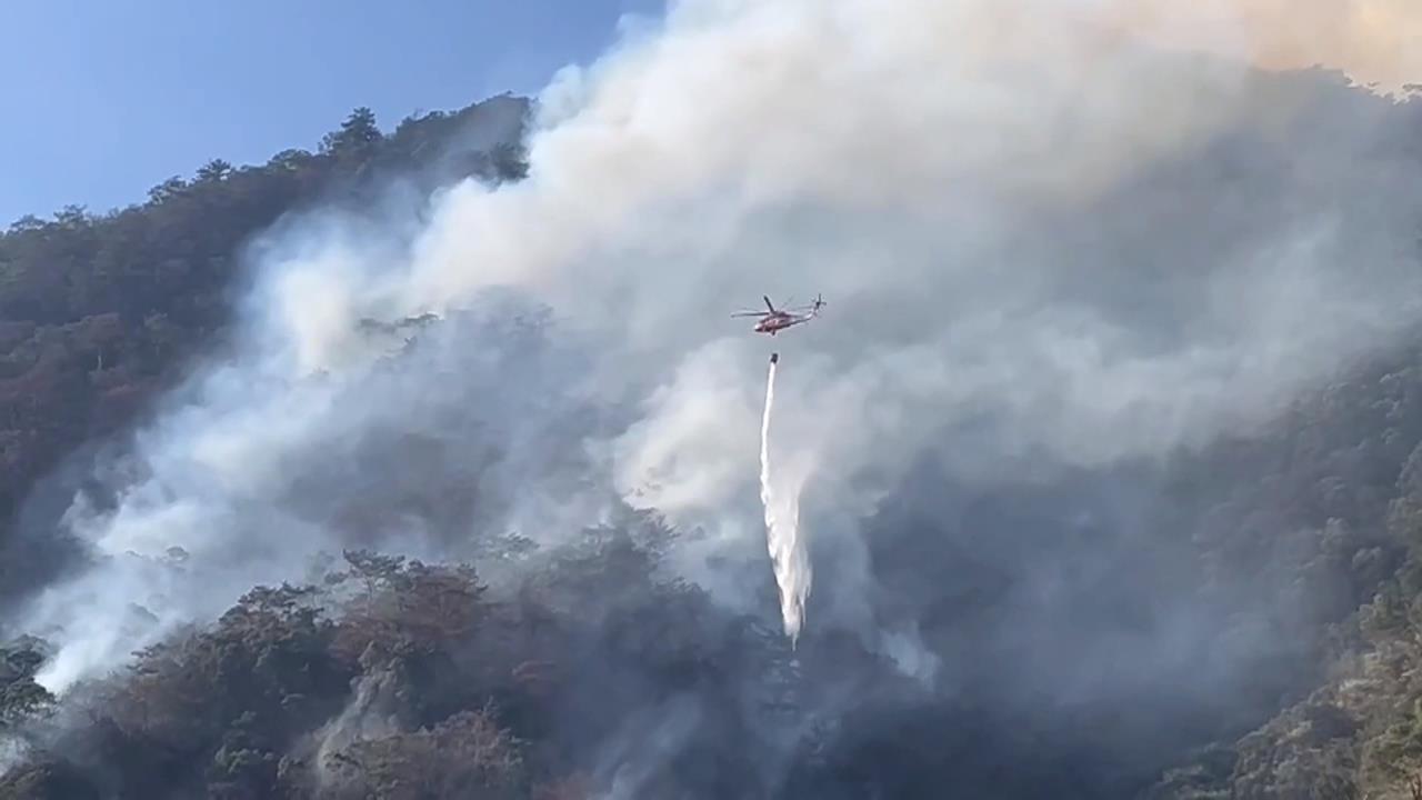 新春南投埔里火燒山　直升機分梯次取潭水滅火