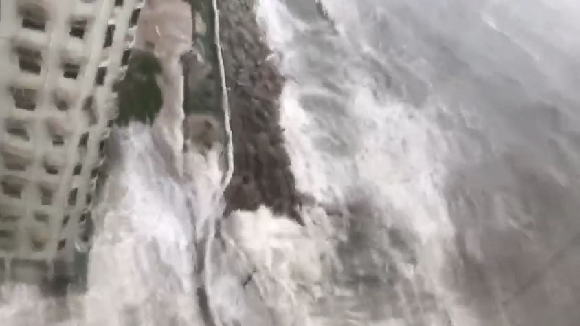 影／山竹襲香港！工地大樓機具掉落、海水倒灌