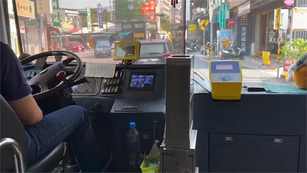 搭公車投零錢乘客想前門上車　司機只開後門爆起口角報警處理