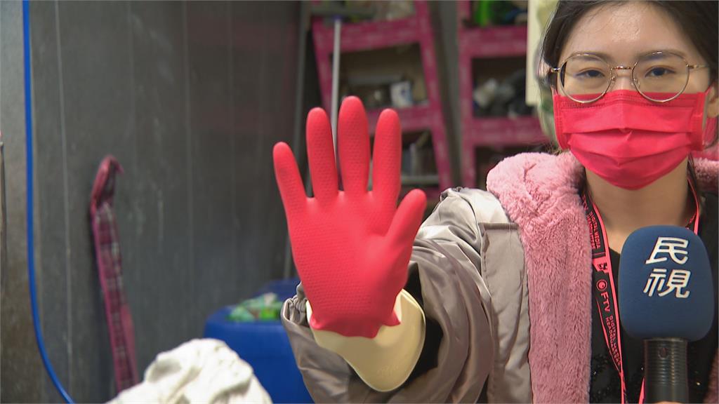 戴乳膠手套大掃除一脫下來整手被染紅....怎麼辦？