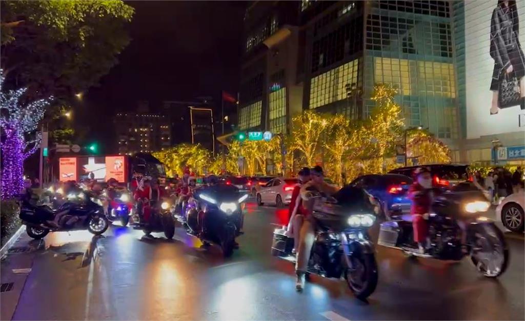影／重機版耶誕老人繞騎北市　沿路發放糖果歡慶平安夜