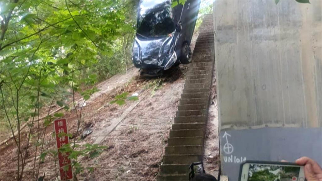 小客車衝出護欄翻5米高山坡 倒栽蔥卡樹叢2人獲救