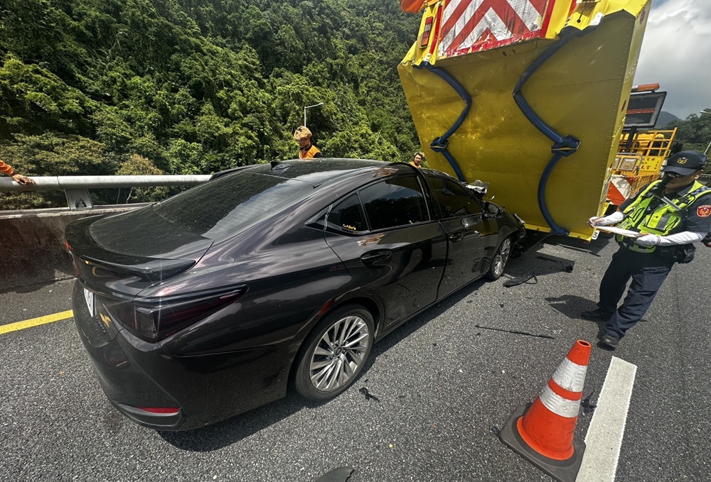 太依賴自動駕駛惹禍　28歲男煞車不及追撞緩撞車