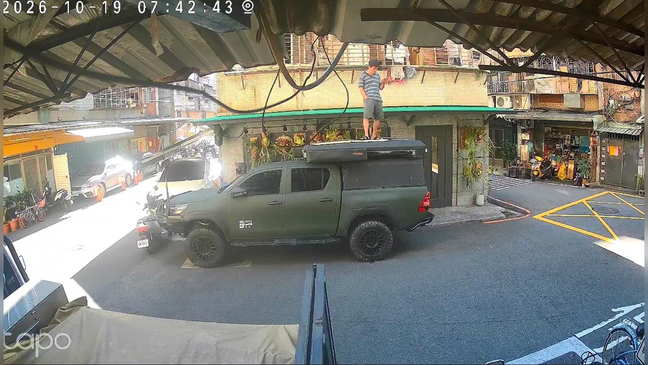 男子住2樓從天而降 跳露營車頂搞破壞.持榔頭砸2車