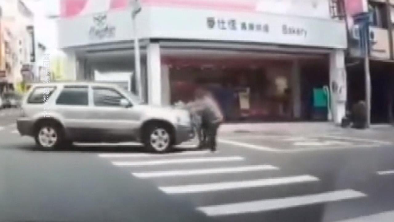 行人地獄再現！沒看到斑馬線行人？   網酸：八成怪Ａ柱擋視線