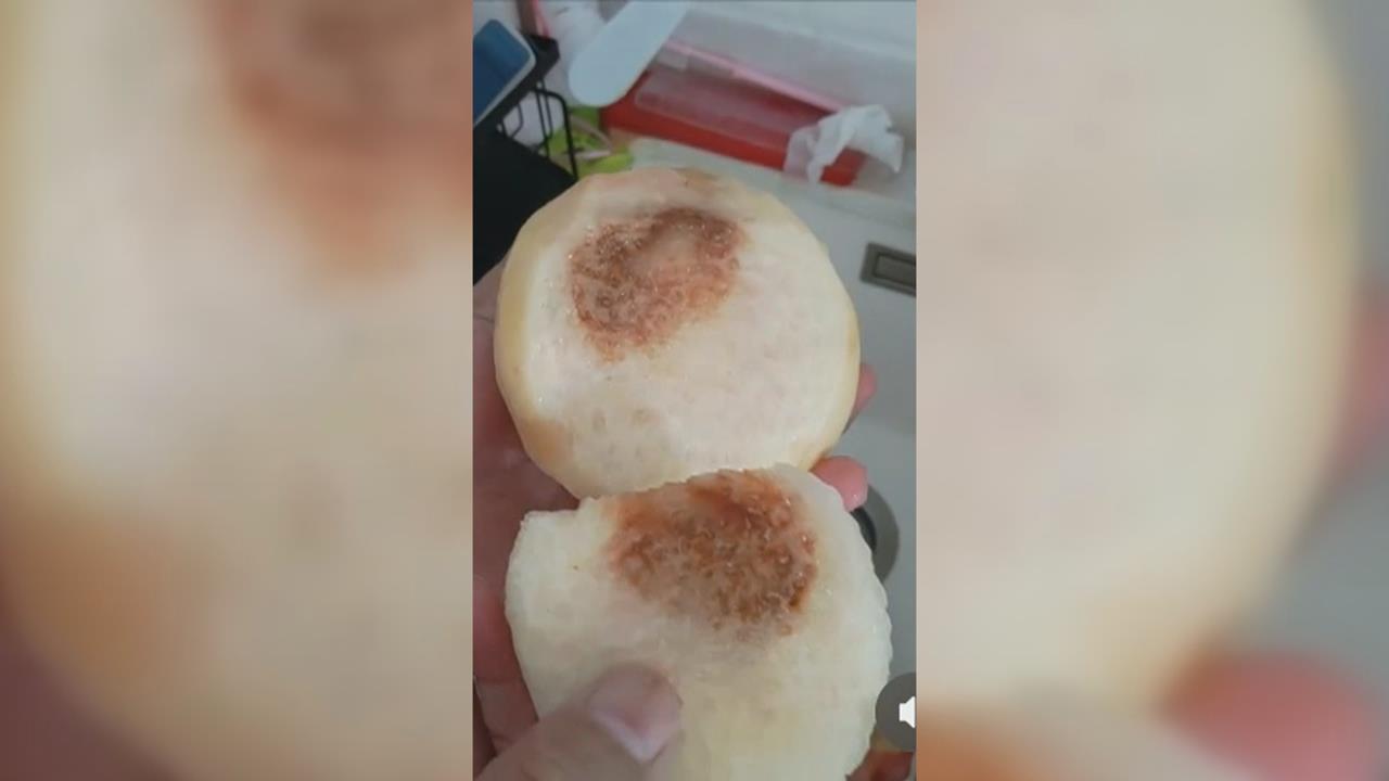 花1.4萬買22顆進口水蜜桃　回家一切開「全是爛的」
