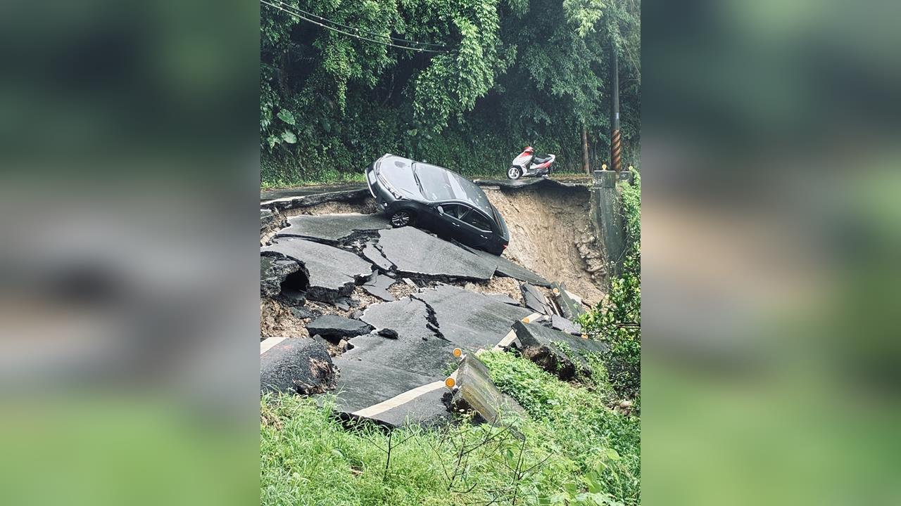 快新聞／嚇壞！台南六甲道路突下沉「黑車險墜邊坡」　駕駛妻子狂念經祈禱