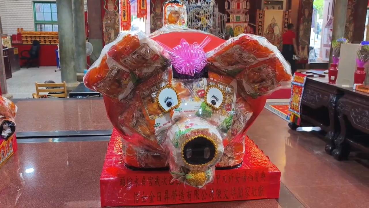 顛覆傳統！普渡用零食做Q版「神豬神羊」　捐獻白米化身「超萌米豬」
