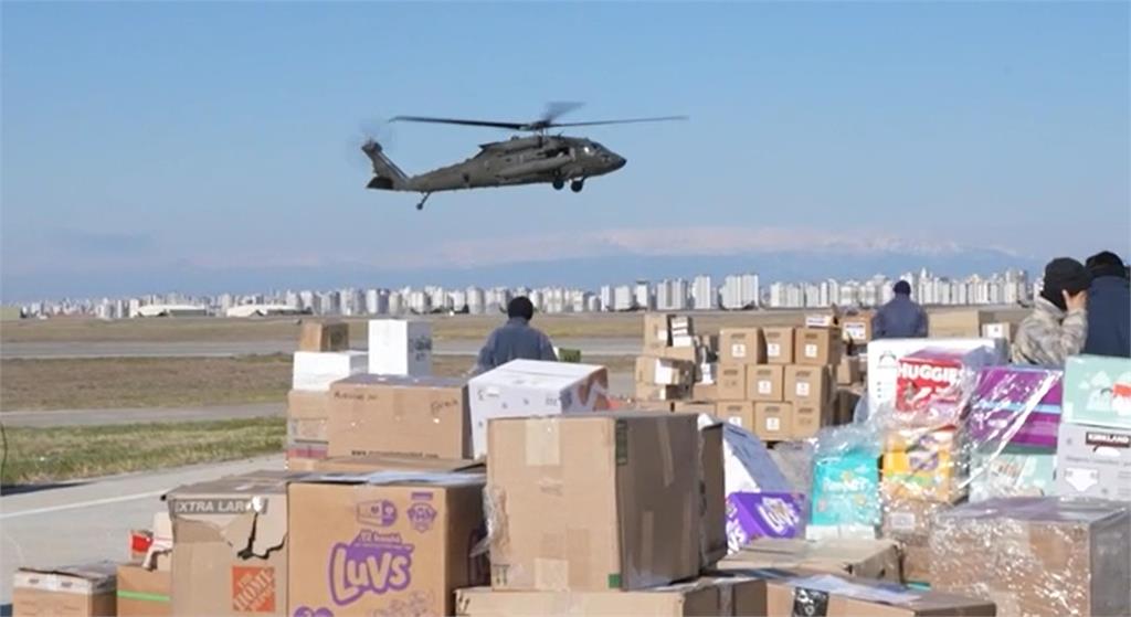 土耳其震後救災 直升機運物資 戰船改裝成醫療船
