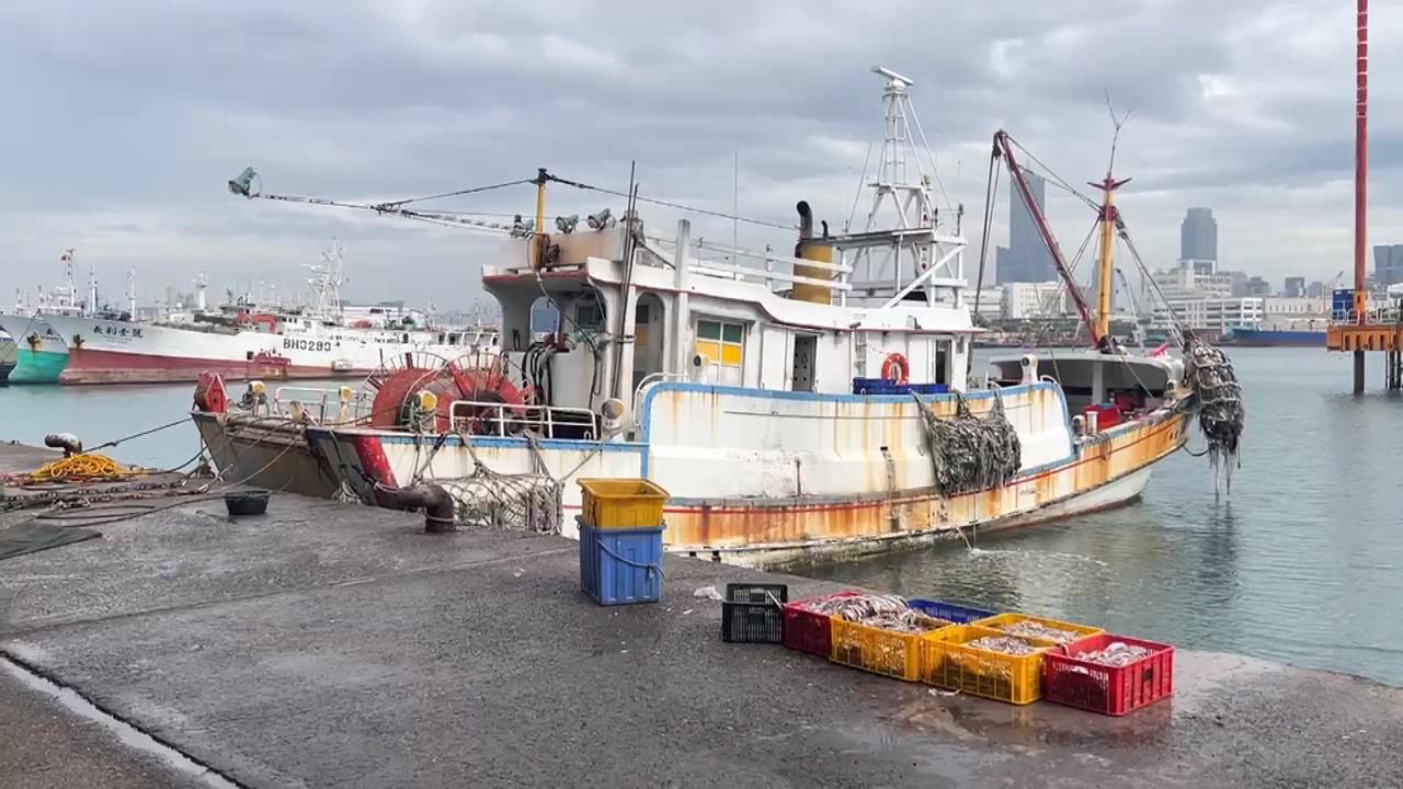 鳳凰海陸警齊發! 高雄漁民忙加固船隻.市場湧採買潮