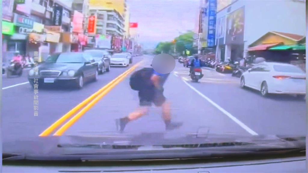 高雄國小童「鬼切」過馬路　駕駛嚇壞急煞險撞